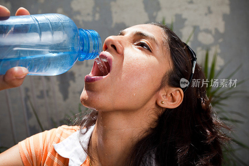 印度女性饮用水