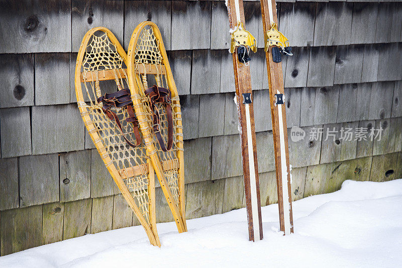 传统的北欧越野滑雪板和雪鞋