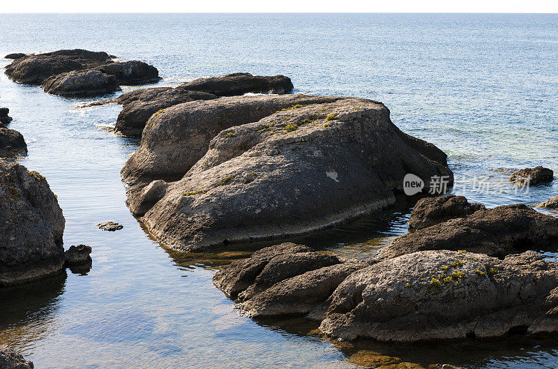 多岩石的海岸线