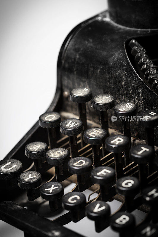 一个老式手动打字机的特写，肮脏和生锈