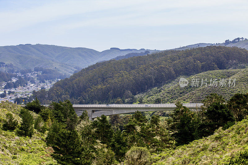 旧金山和半月湾之间著名的一号公路隧道