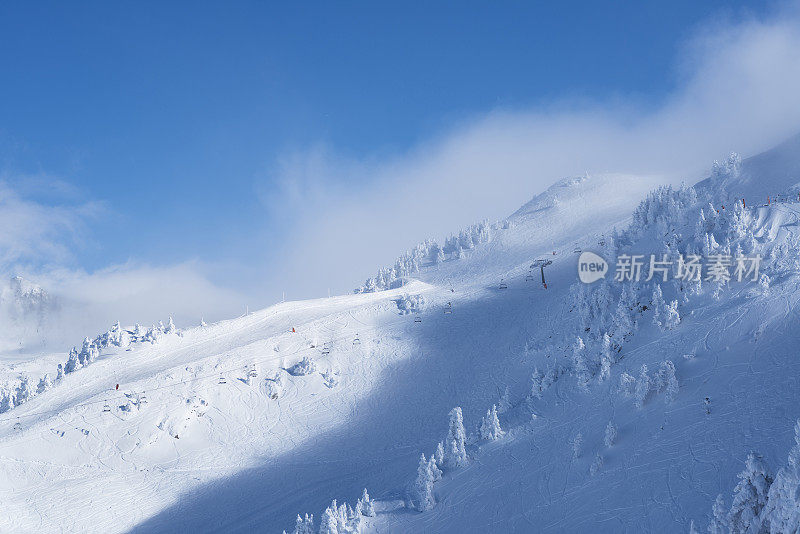 滑雪胜地被雪覆盖的斜坡