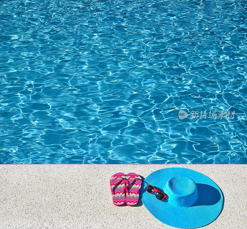 游泳池边戴着墨镜和拖鞋的太阳帽