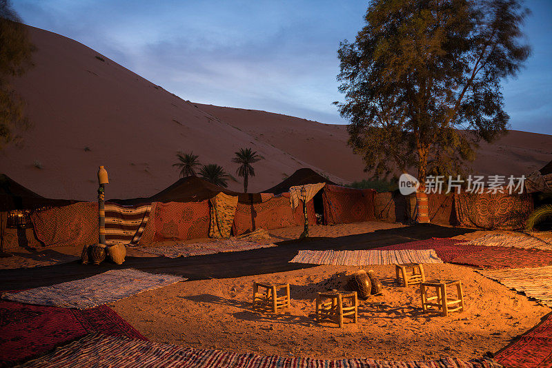 撒哈拉沙漠营地，有导游带领
