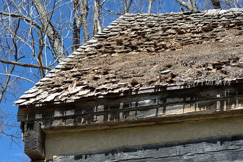 19世纪木屋的木制屋顶