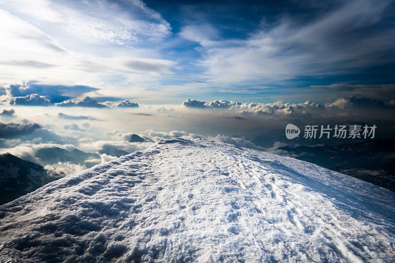 阿尔卑斯山皮拉米・文森特山顶