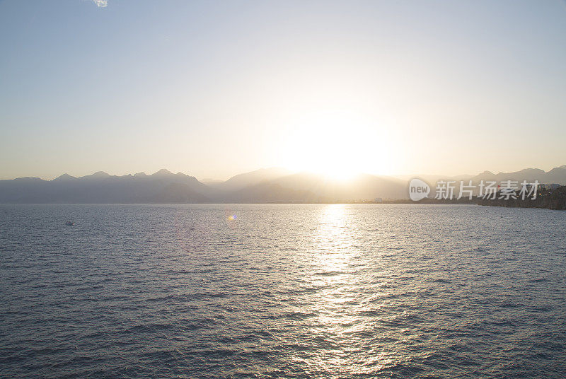 安塔利亚地中海海湾，夕阳西下