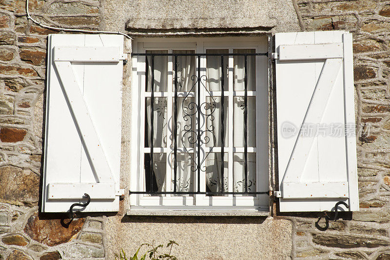 小屋的窗户，百叶窗和格栅，石墙。
