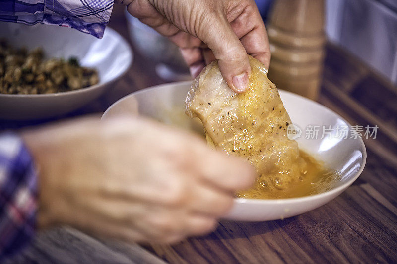 准备新鲜阿拉斯加鳕鱼片