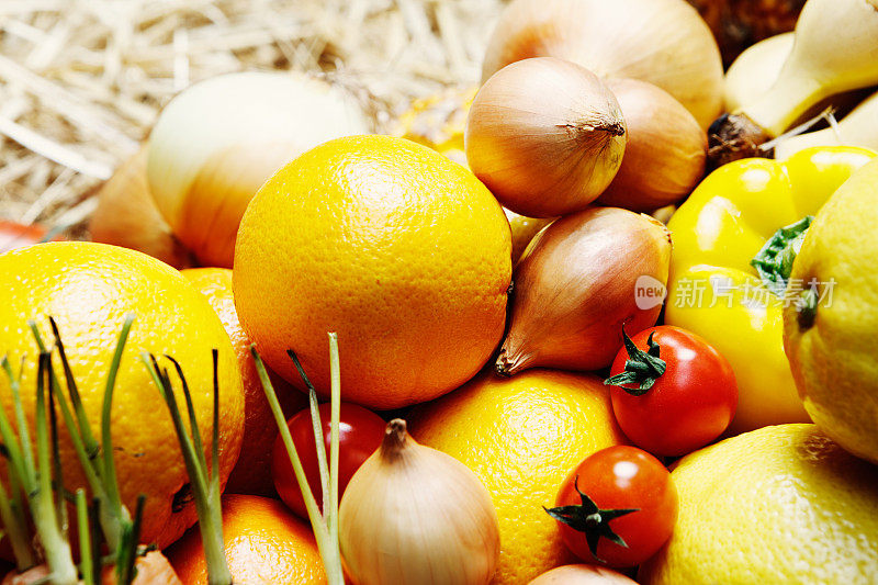 特写黄椒，柑橘类水果，洋葱和西红柿