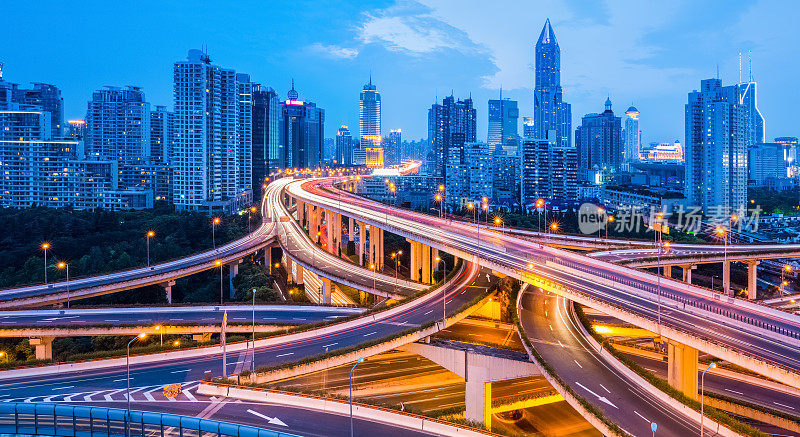 现代城市公路夜景