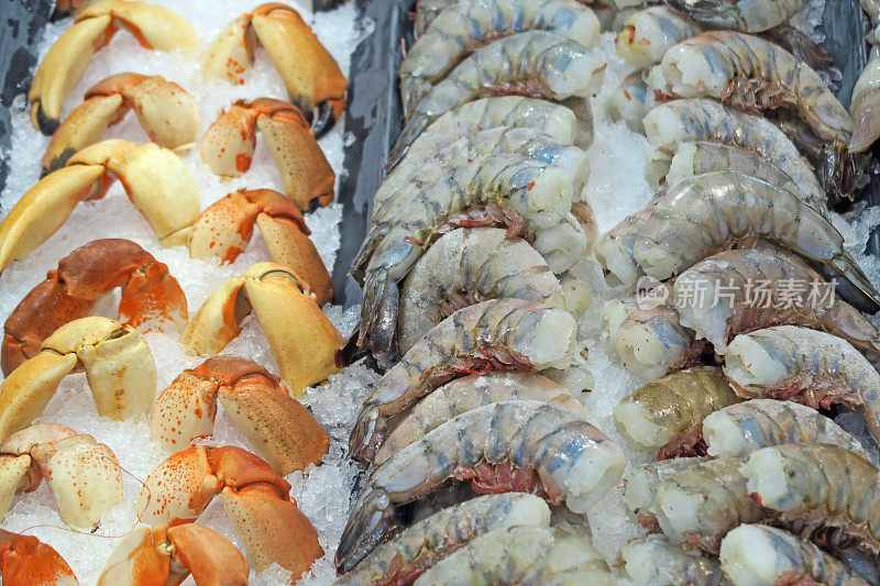 墨西哥海鲜市场冰冻的蟹和虾