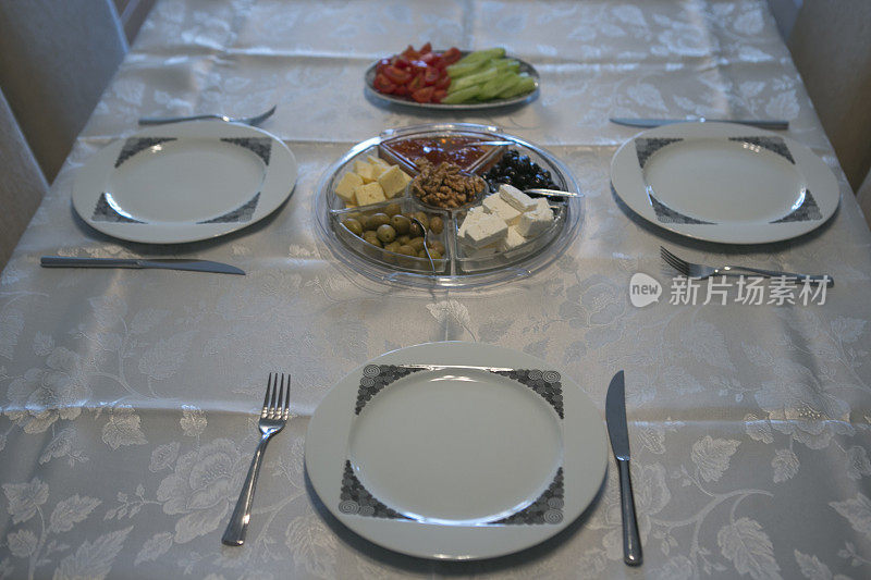 土耳其餐桌上的传统土耳其早餐
