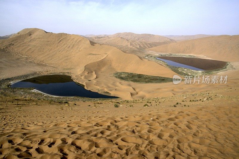 中国内蒙古巴丹吉林沙漠的双子湖