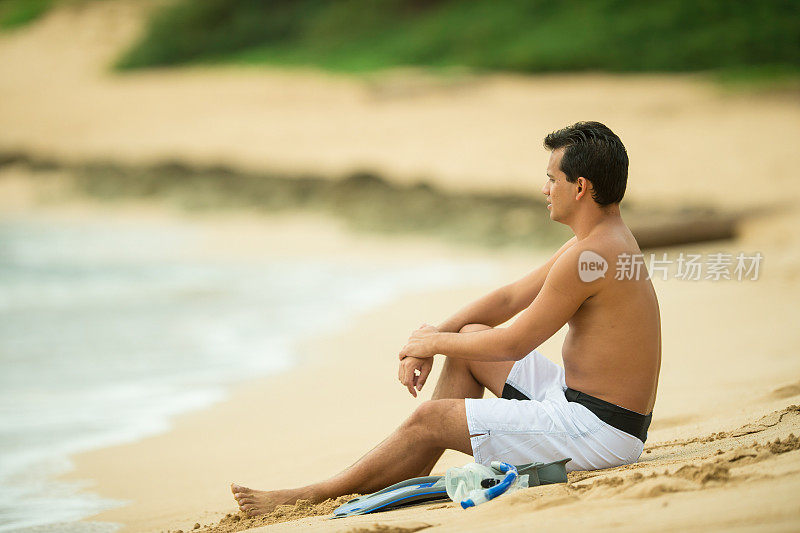 年轻的成年男子浮潜度假