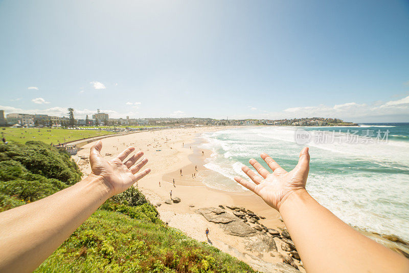 人的双臂伸向澳大利亚邦迪海滩