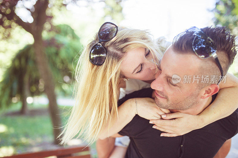 在公园里骑自行车的年轻夫妇