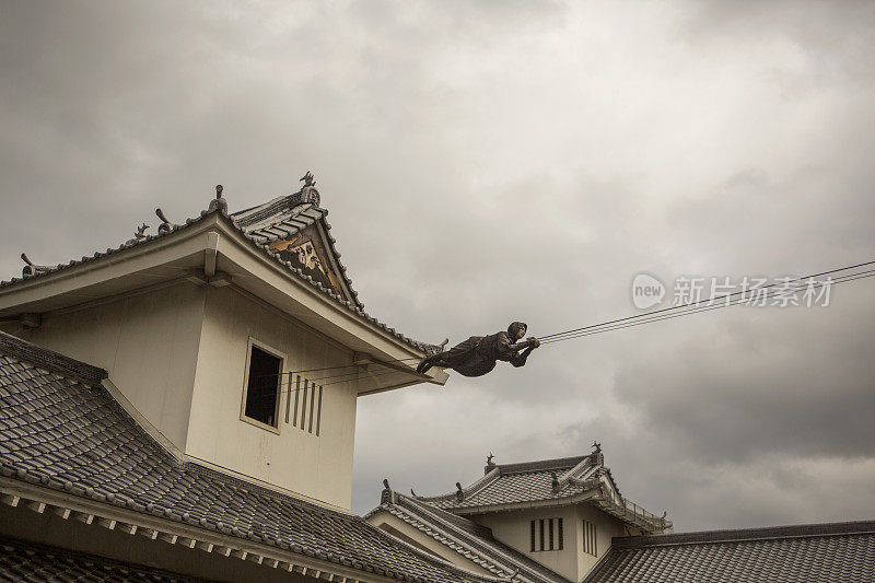 日本京都东映工作室，武士武士忍者在绳上攀爬