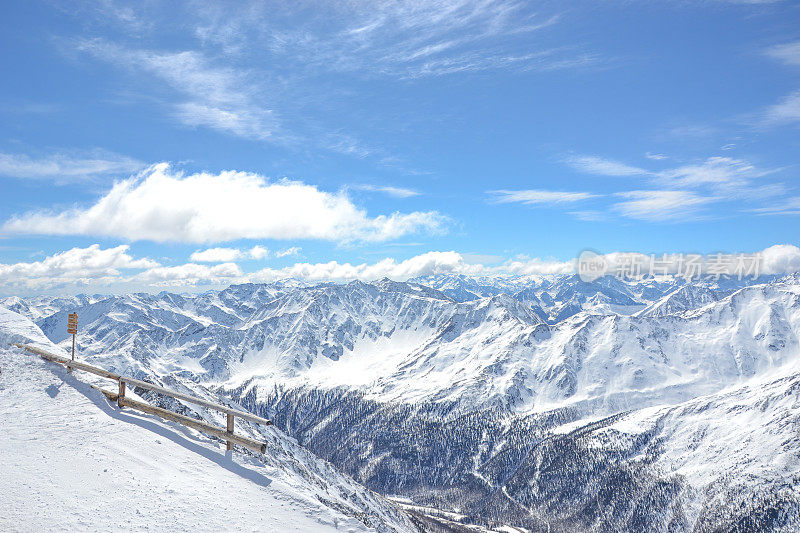 senales冰川上的雪山山峰