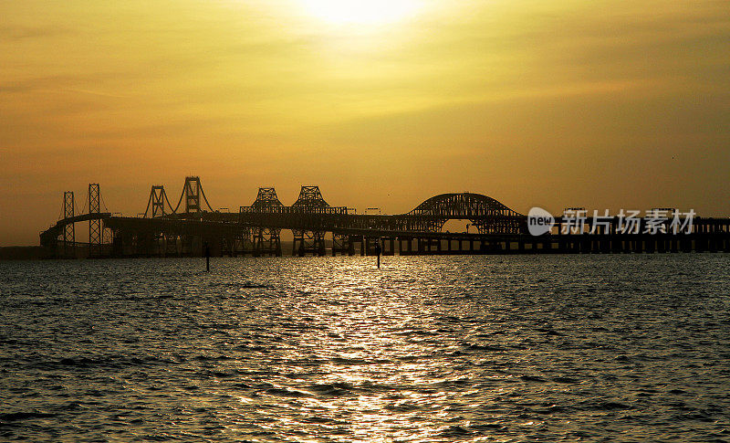 日落时分的切萨皮克湾大桥