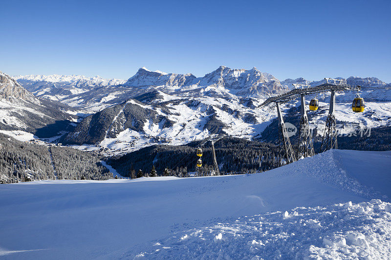 冬季美景中的滑雪缆车