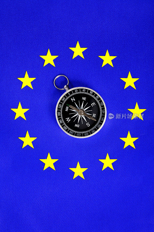 带有指南针的欧盟旗帜