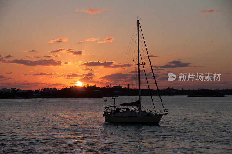 橙色日落百慕大-汉密尔顿附近的帆船