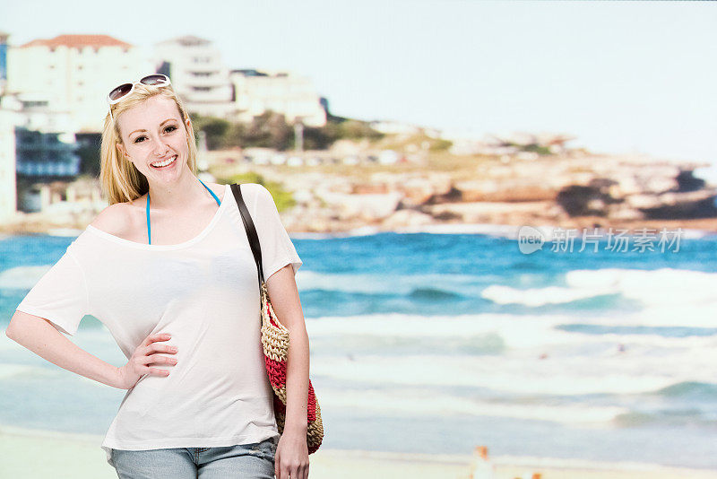 快乐的女人站在海滩前