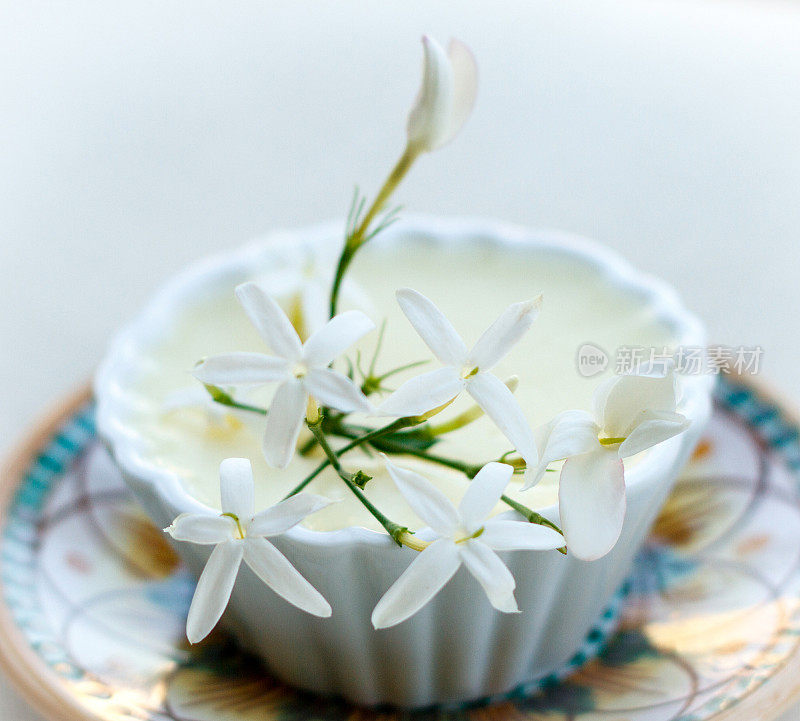 茉莉花布丁，花装饰。