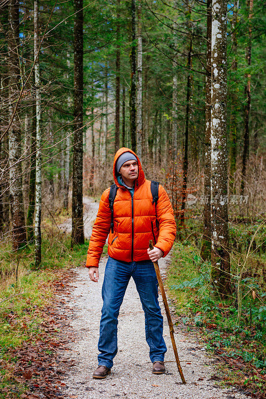 男人在冬天在树林里徒步旅行和定向