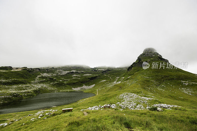 全景式的阿尔卑斯山脉与湖，在云中