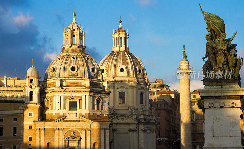 圣玛丽亚迪洛雷托教堂在金色之光，罗马，意大利