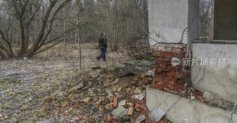 摄影师，一个成熟的男人，在东欧白俄罗斯伊韦涅茨市附近被遗弃和部分毁坏的度假胜地