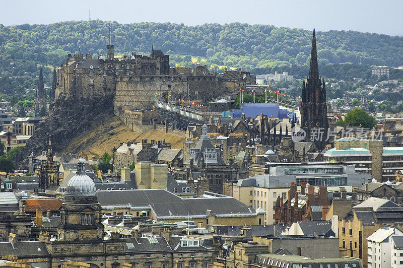 苏格兰爱丁堡老城的城墙和屋顶