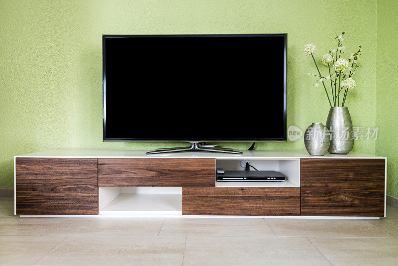 现代化的客厅，55英寸电视和配件