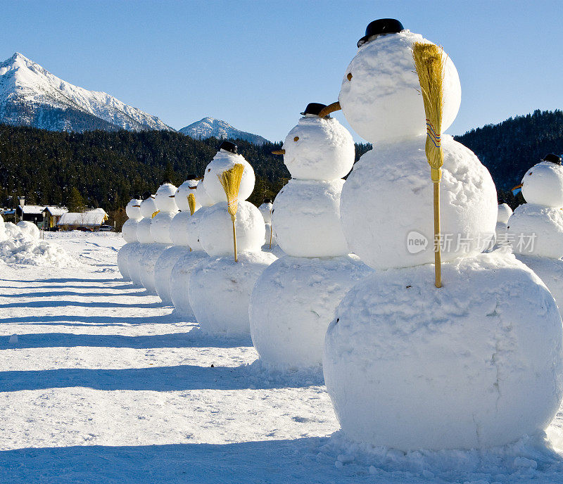 雪人士兵在隆冬列队