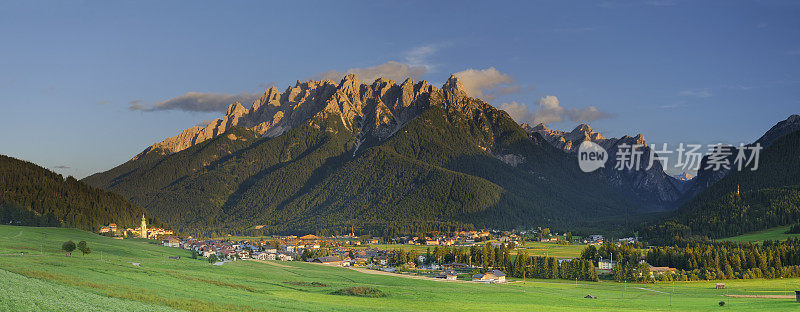 景物和群山的全景