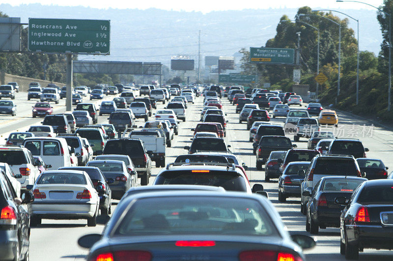 在加州洛杉矶，汽车在交通堵塞中