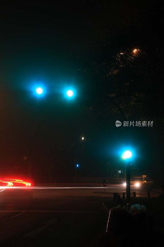 夜晚的街道和雾