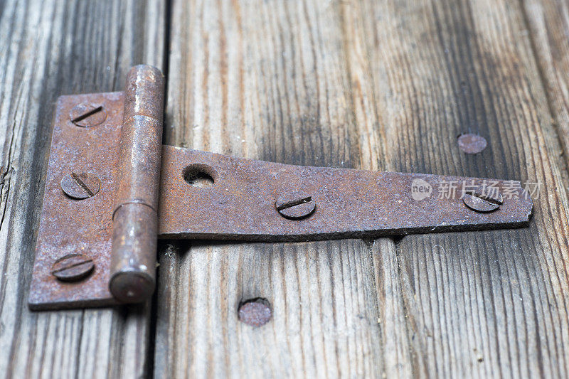 旧生锈的铰链风化的门