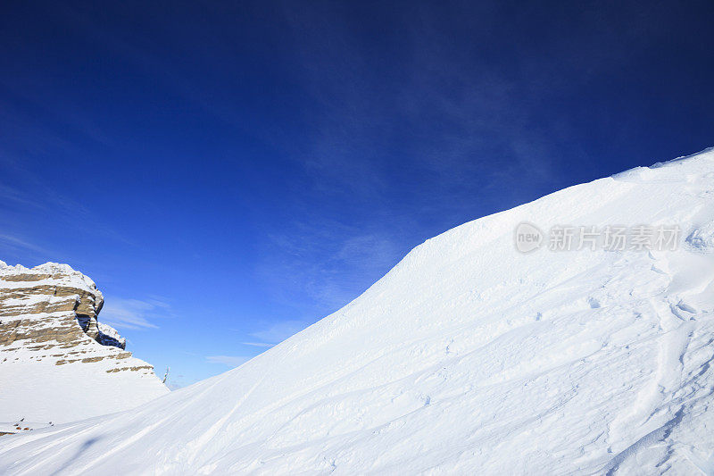 美丽的雪道滑雪斜坡高山冬季景观