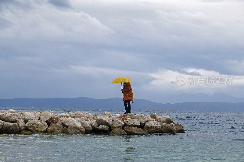 在海边漫步