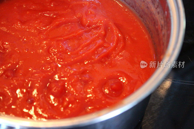 这是用平底锅煮意大利面的自制番茄酱