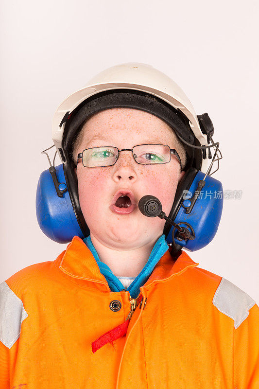 男孩穿着石油工业防护服使用无线电