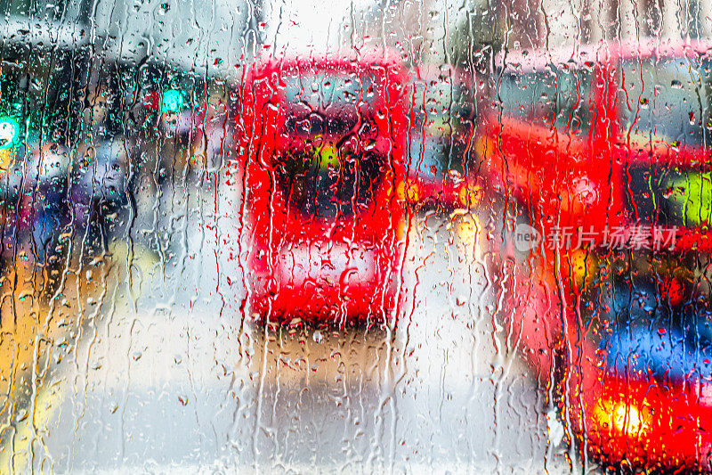 伦敦的双层巴士，当它下雨的时候