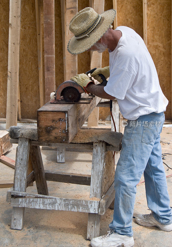 男性修剪木匠在工作现场用电动工具雕刻梁