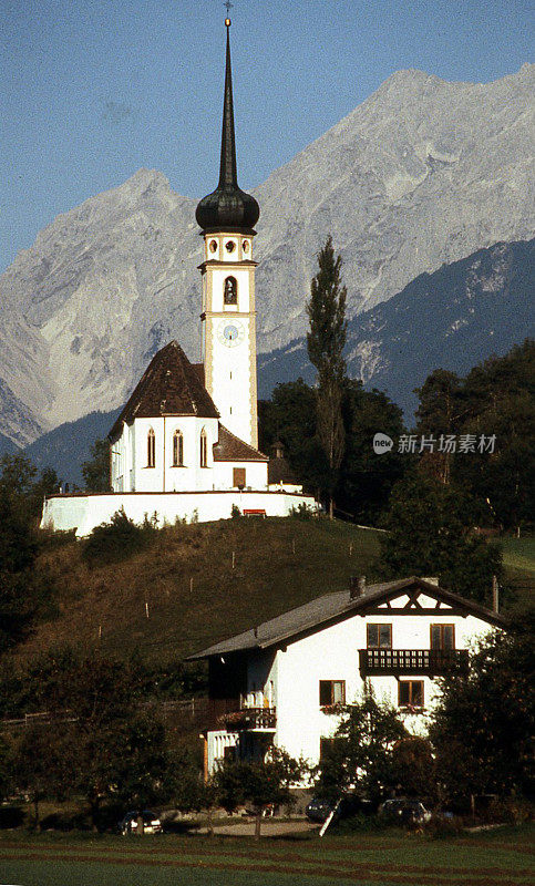 奥地利阿尔卑斯山的乡村教堂和尖塔