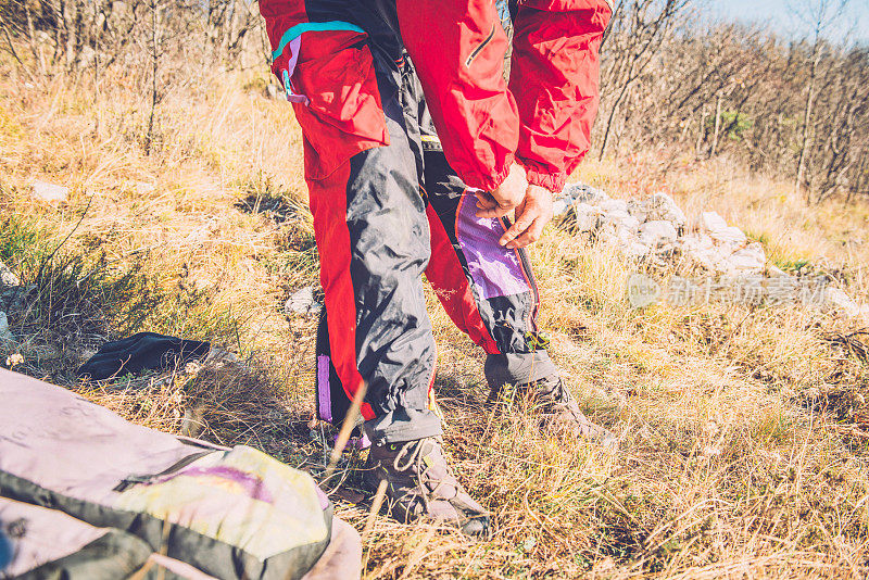 年长白种人滑翔伞穿上防护服，阿尔卑斯山，欧洲