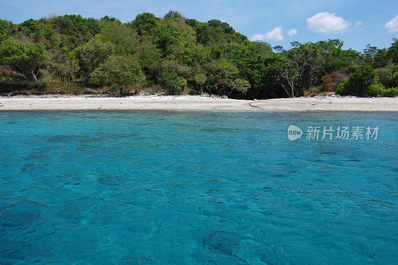 莫约岛海岸线，印度尼西亚岛和白沙滩