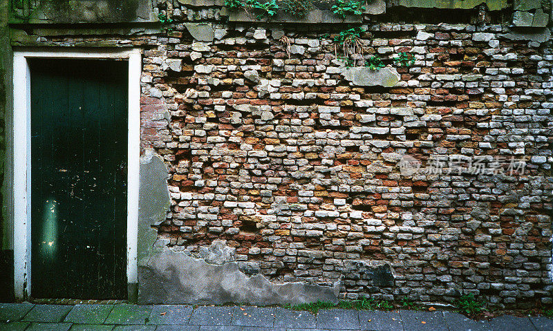 旧的门和砖墙
